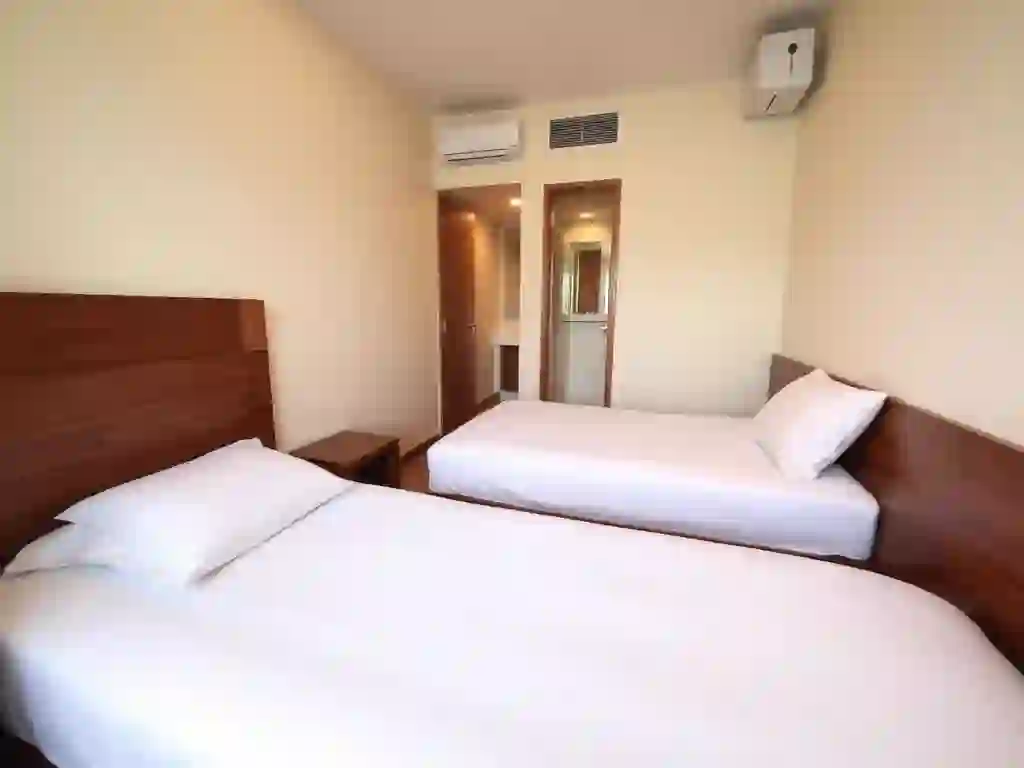 Quarto Econômico Plus com camas de solteiro confortáveis