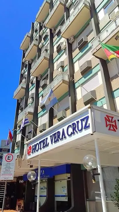 Entrada principal do Hotel Vera Cruz com bandeiras e letreiro