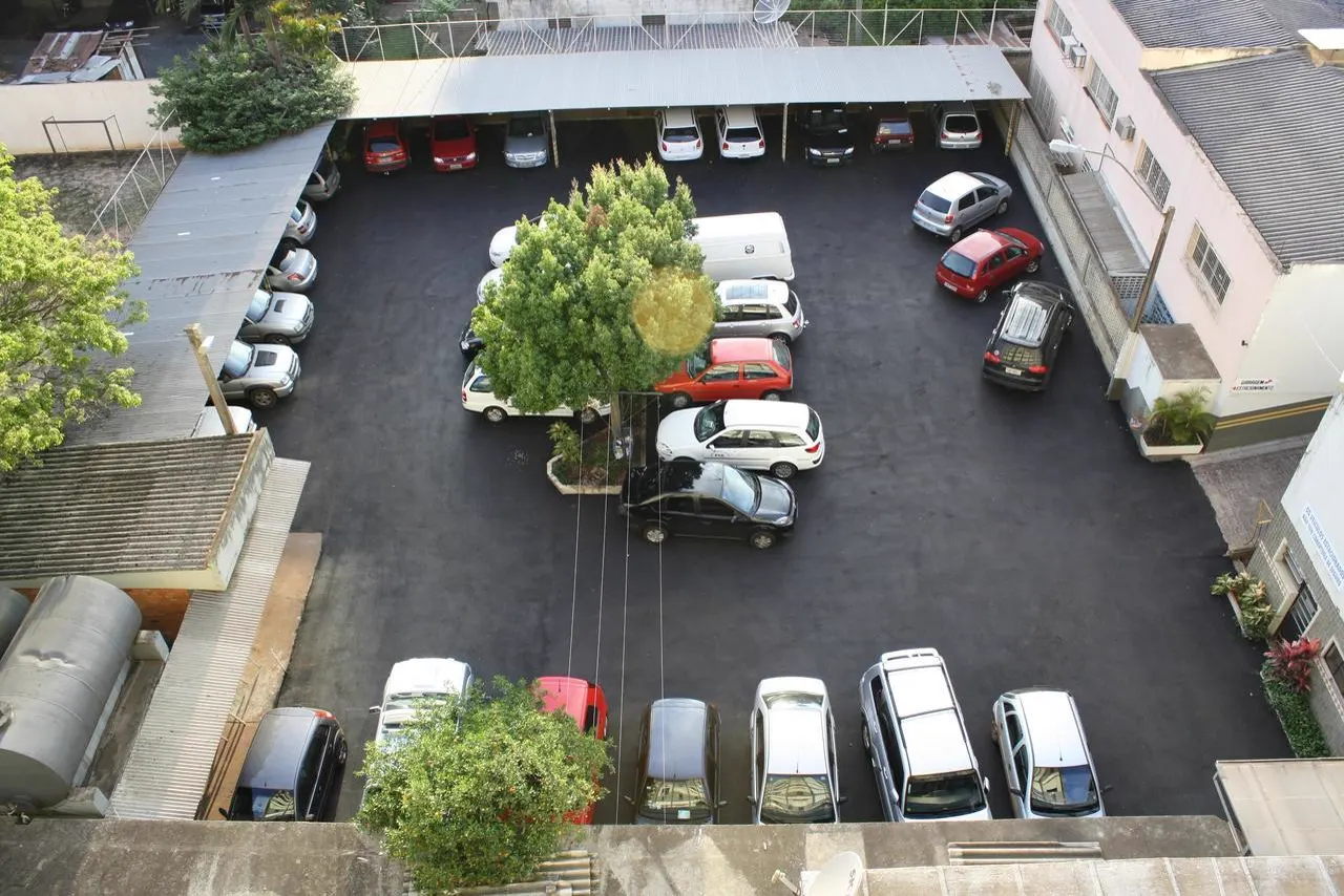 Estacionamento interno do Hotel Vera Cruz com vagas cobertas
