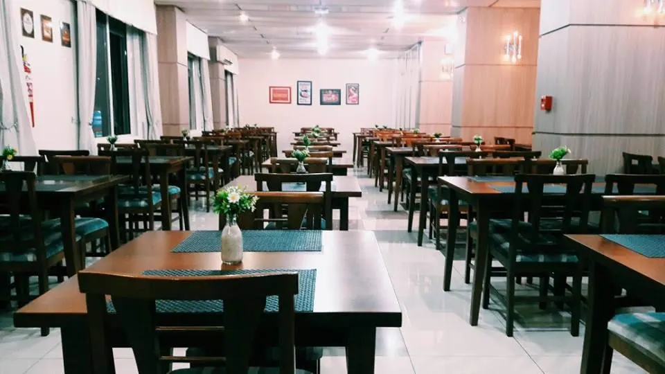 Salão do restaurante do Hotel Vera Cruz com mesas postas
