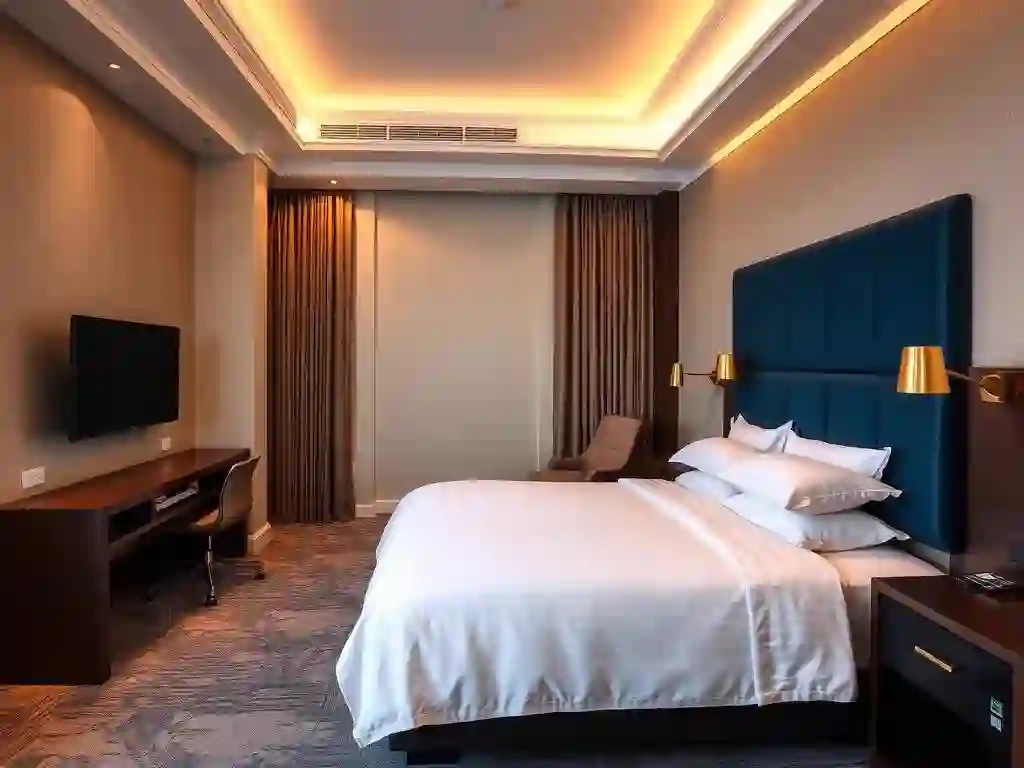 Suíte Executiva com cama king, mesa de trabalho e TV
